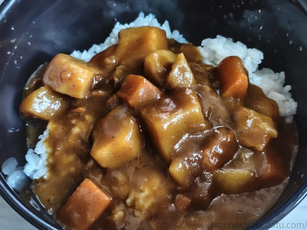 ご飯に盛り付けたボンカレーネオ 中辛