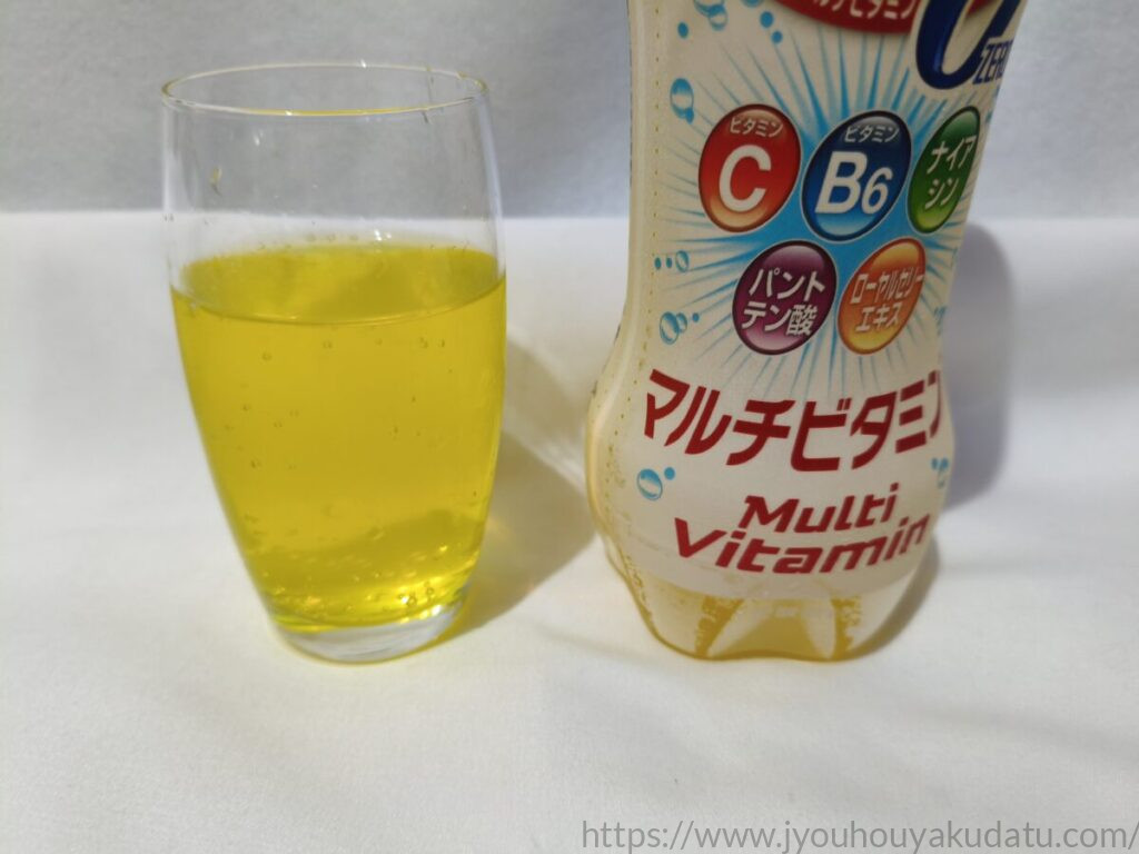 グラスに注がれたデカビタC ゼロ マルチビタミンと炭酸の泡