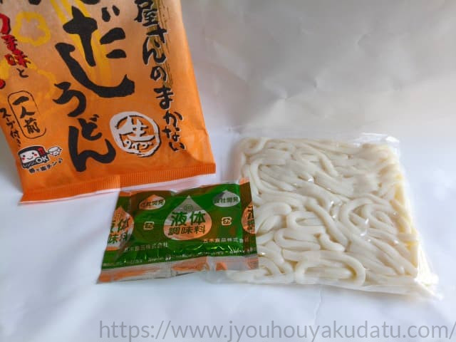 肉だしうどんの同梱物である生タイプ麺と液体スープ