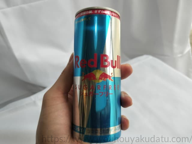 手に持ったレッドブル シュガーフリーの缶
