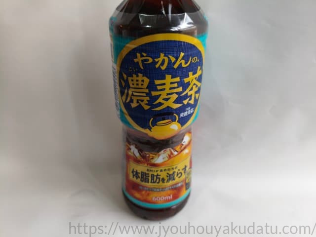 「やかんの濃麦茶」のPETボトルパッケージ外観。深い緑色と茶色を基調とした和風のデザイン。
