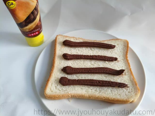 焼いていない食パンにヴェルデ チョコホイップを塗った様子