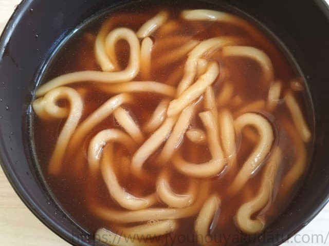 器に盛り付けた具なしの肉だしうどん