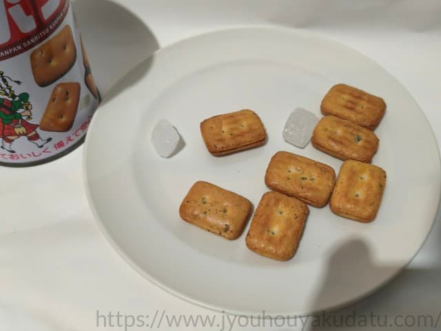 お皿に出した三立製菓のカンパンと氷砂糖