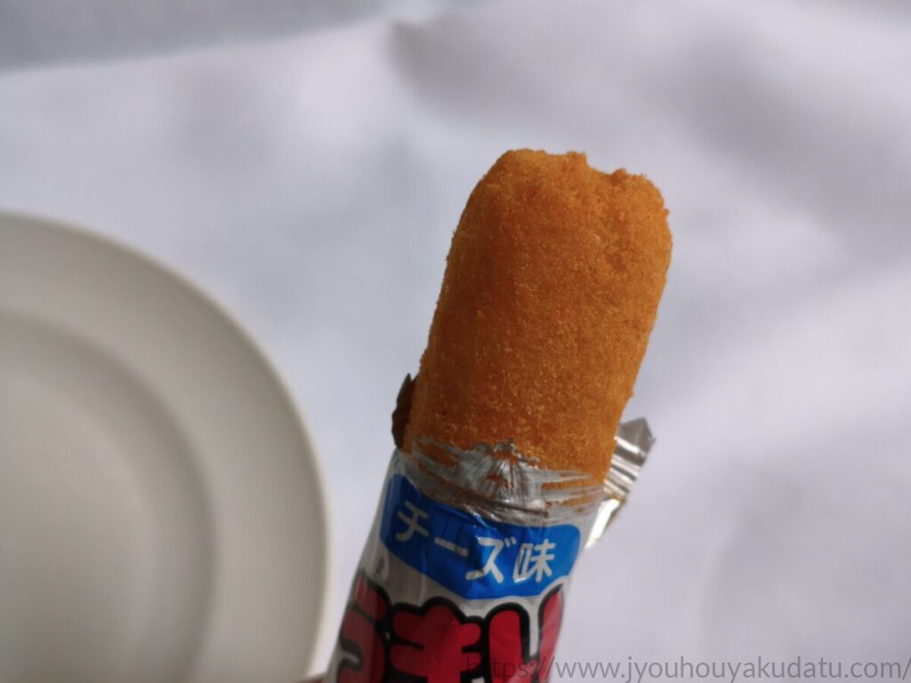 袋に入ったままのうまい棒チーズ味