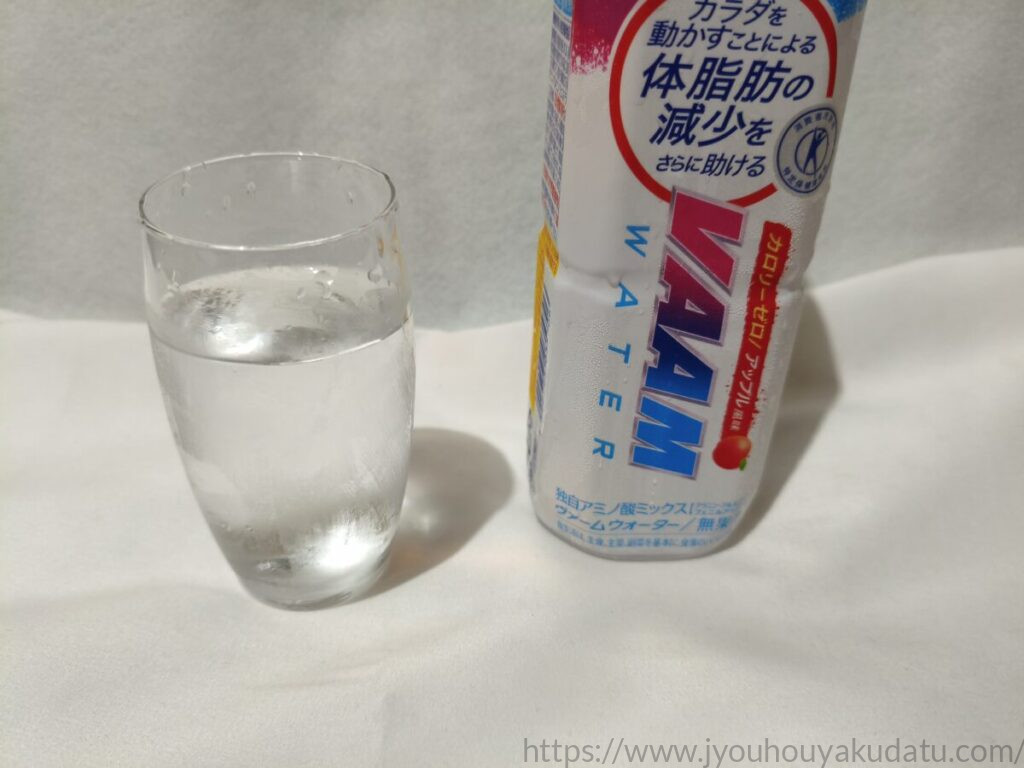 透明なグラスに注がれたヴァームウォーター アップル風味。無色透明で水のような見た目。
