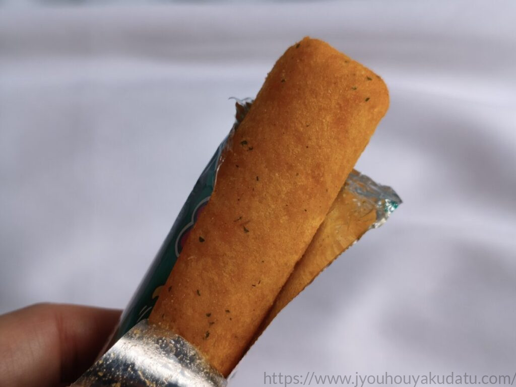 袋を少しだけ開けて中身を出したうまい棒 やさいサラダ味