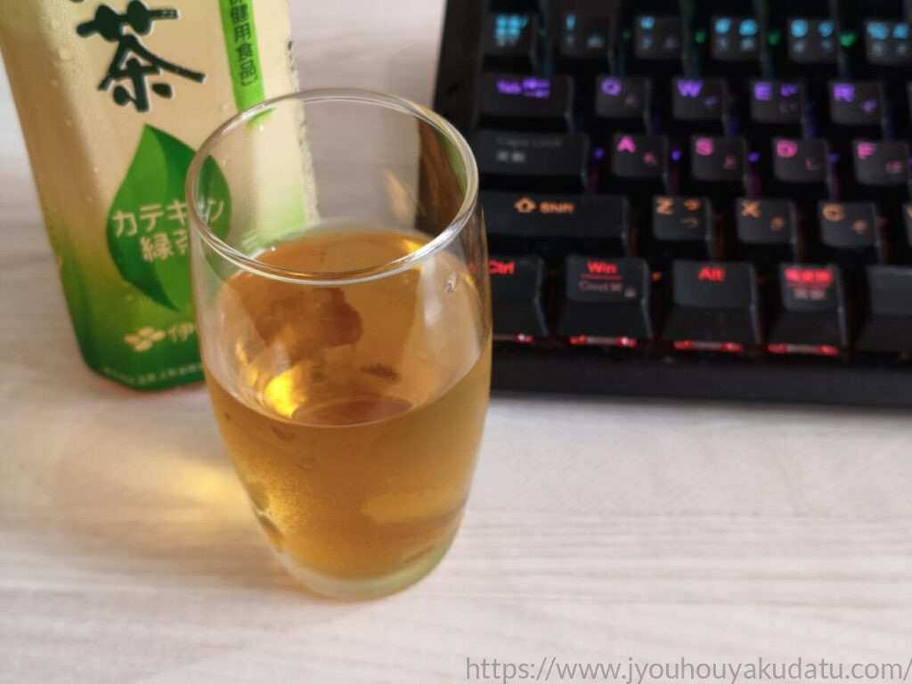 パソコン作業中にお〜いお茶 カテキン緑茶を飲む様子