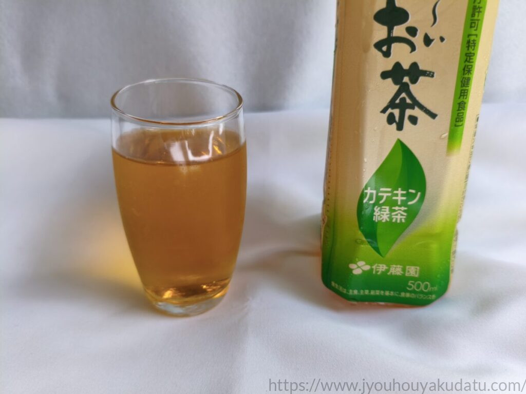 グラスに注いだお〜いお茶 カテキン緑茶の水色(すいしょく)