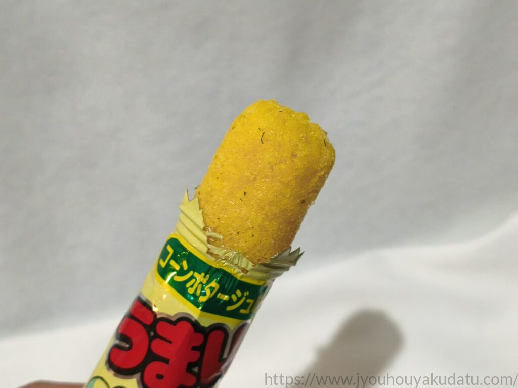 袋の下半分を残してうまい棒を取り出している様子