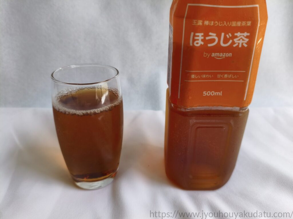 透明なグラスに注がれたby Amazon ほうじ茶