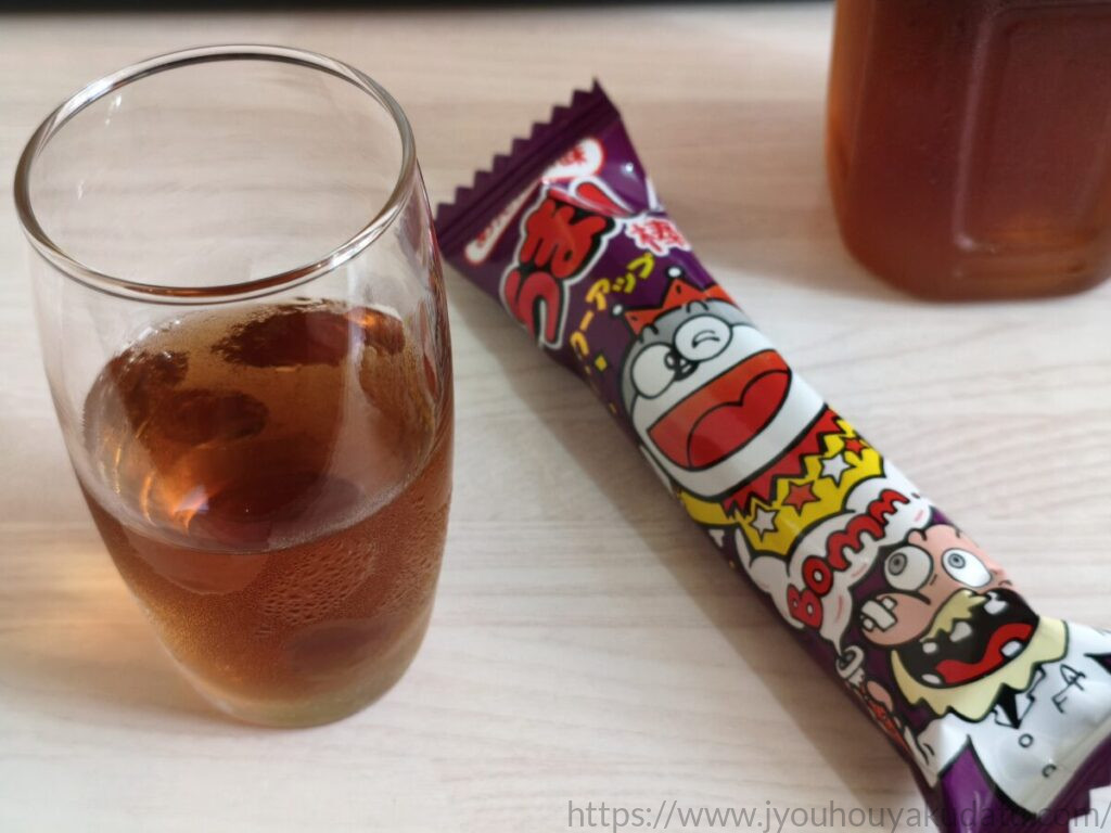 グラスに入ったby Amazon ほうじ茶とスナック菓子