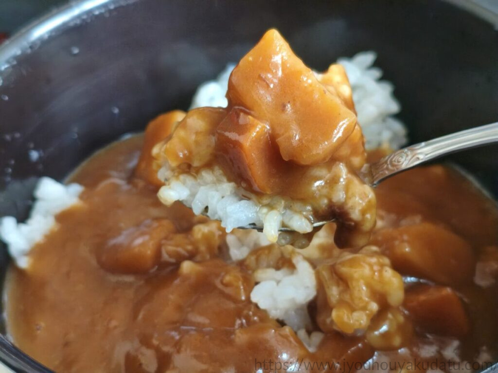 スプーンですくったボンカレーゴールドの大きなじゃがいも