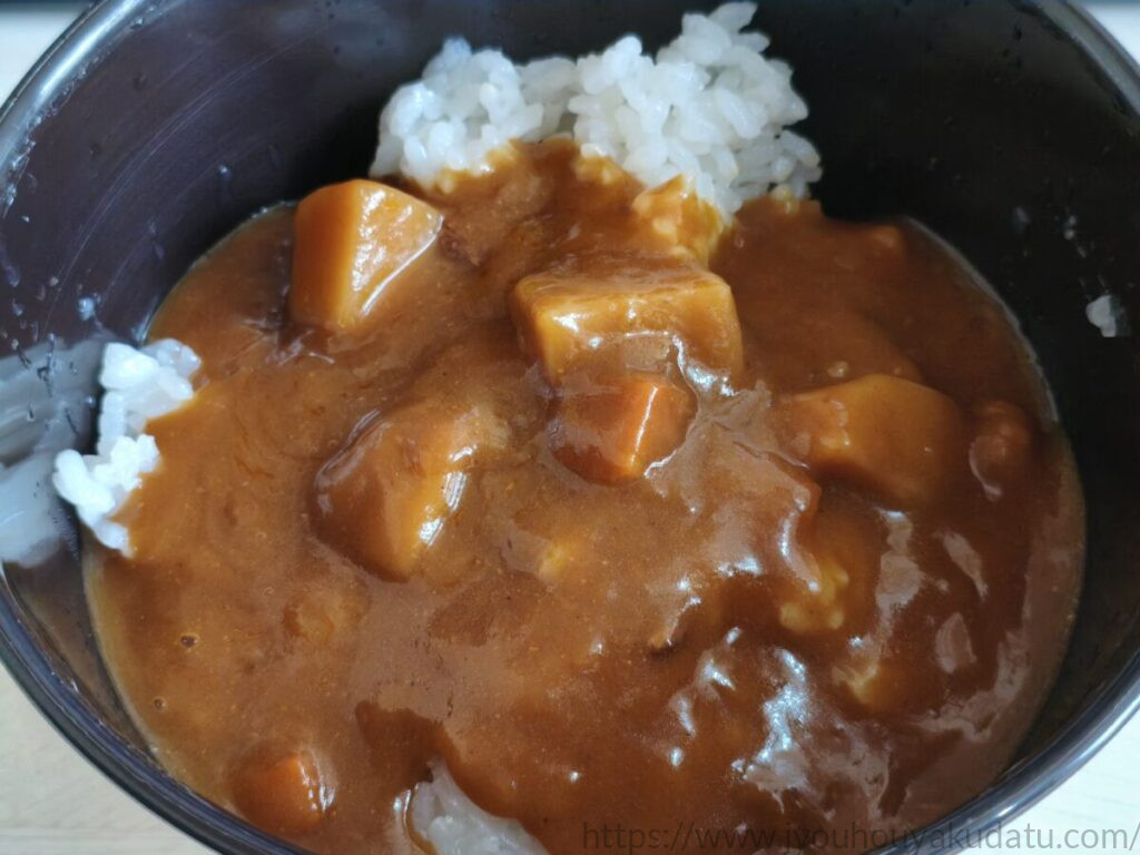 ご飯にたっぷりとかかったボンカレーゴールド中辛のルー
