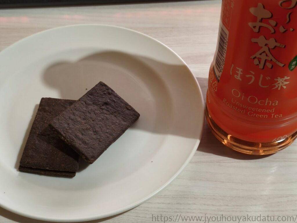 白い皿に乗せたクリーム玄米ブランとペットボトルのお茶