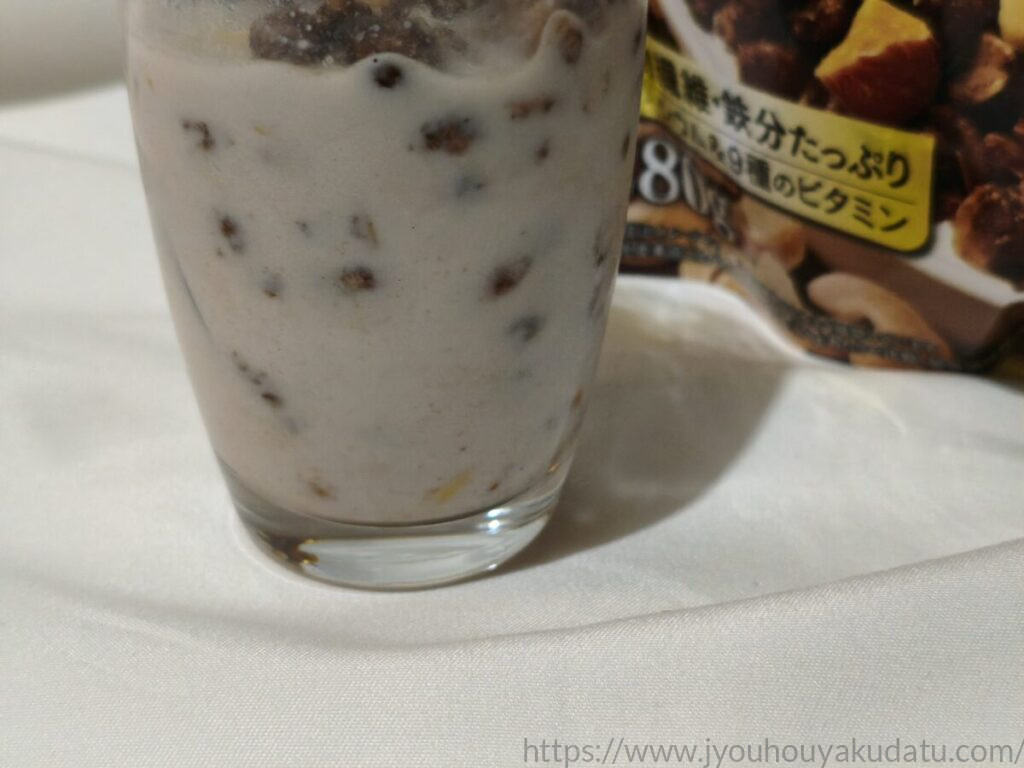 牛乳をかけた「ごろグラ チョコナッツ」。牛乳が薄茶色のチョコ牛乳になり、シリアルが浸っている。