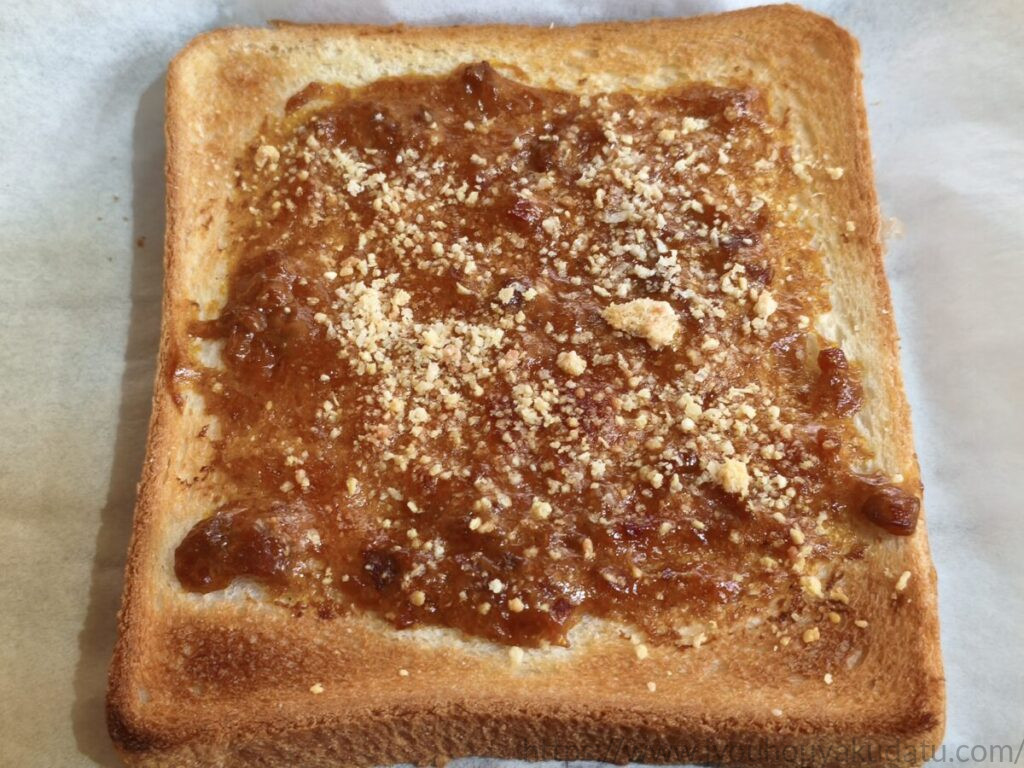 粉チーズをかけてこんがりと焼き上げたカレートースト