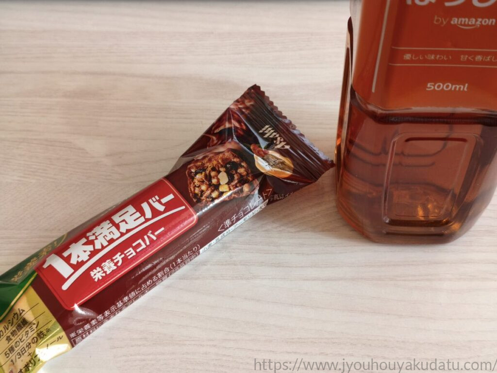 お茶と一緒に置かれた1本満足バー シリアルチョコ
