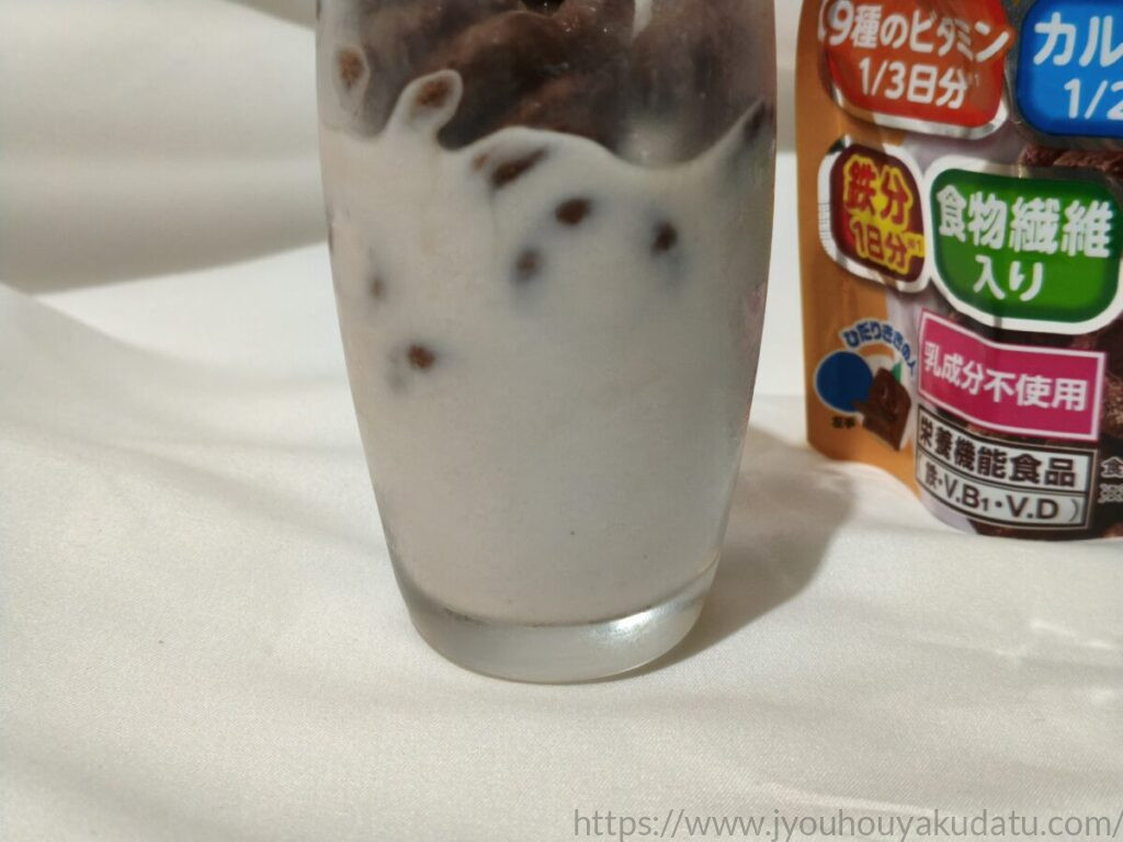 リングのチョコが溶け出してチョコ牛乳になっている様子
