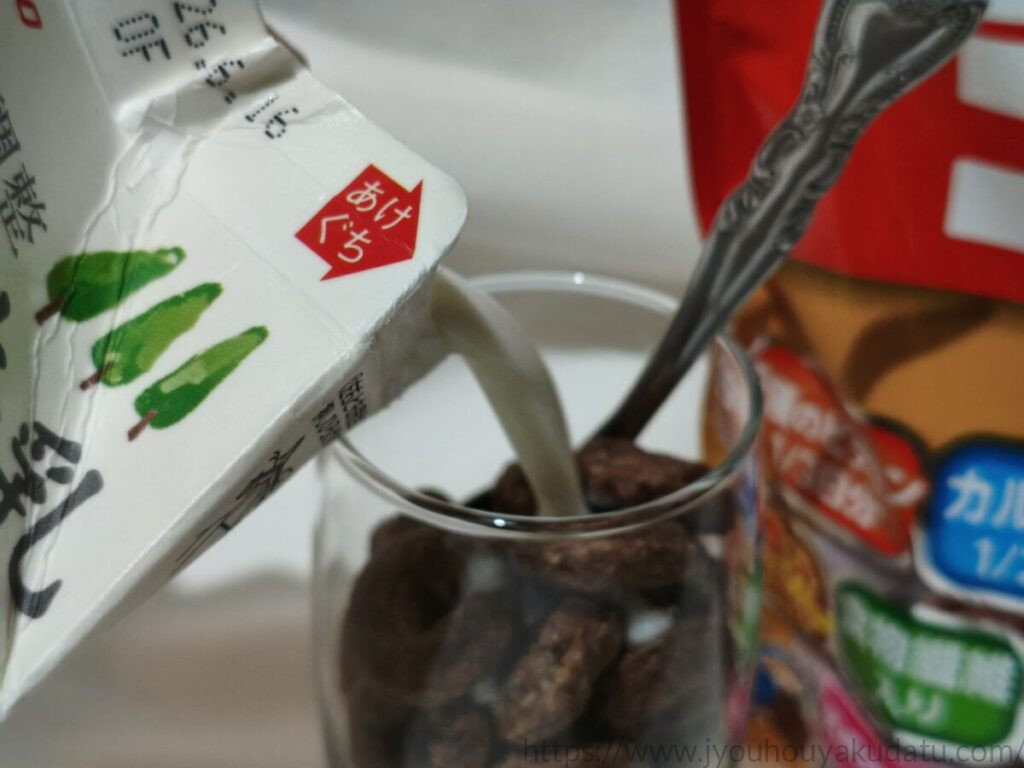 シスコーン サクサクリングチョコに牛乳を注いでいる様子