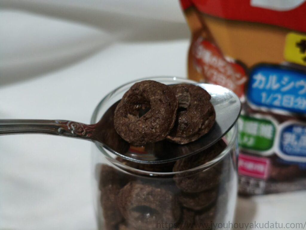 シスコーン サクサクリングチョコをスプーンですくったアップ画像
