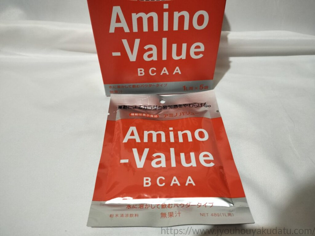 アミノバリューパウダー8000の箱から1リットル用の内袋を取り出した様子