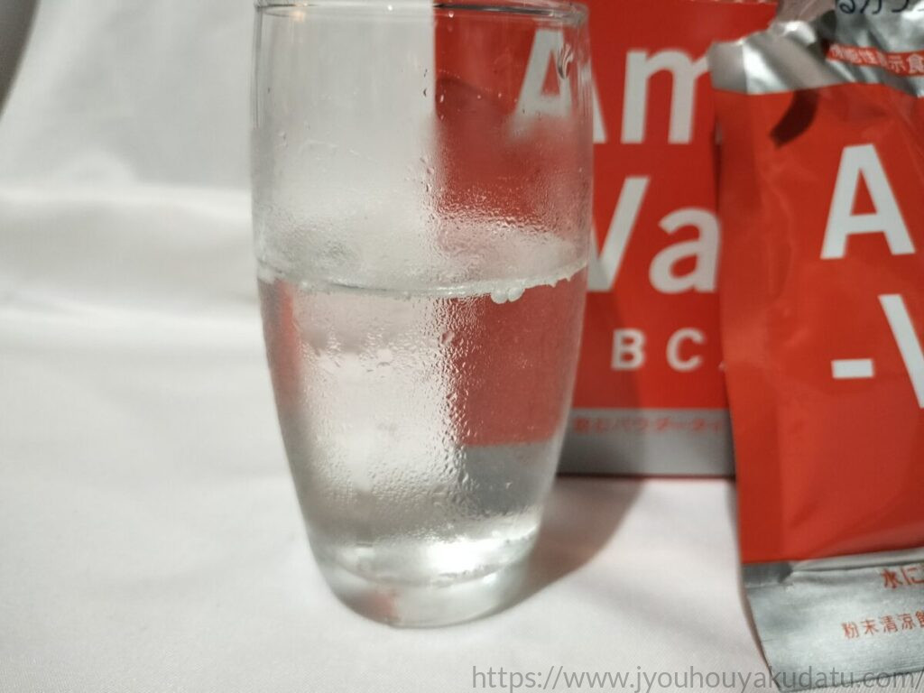 グラスの水面に少し溶け残ったアミノ酸の成分