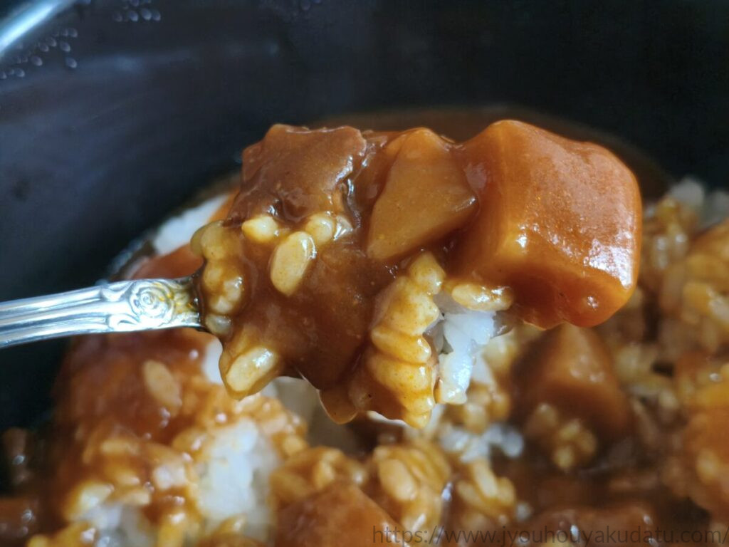 スプーンですくったボンカレーゴールド 芳醇デミカレー至福の甘口の具材とご飯。小ぶりなじゃがいもとお肉が見える。