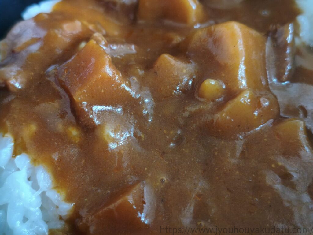 ボンカレーゴールド 芳醇デミカレー至福の甘口のルーのアップ写真。どろっとした質感