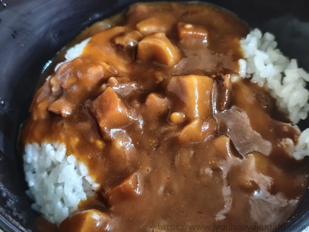 白いご飯にかけられた、濃厚な色合いのボンカレーゴールド 芳醇デミカレー至福の甘口。