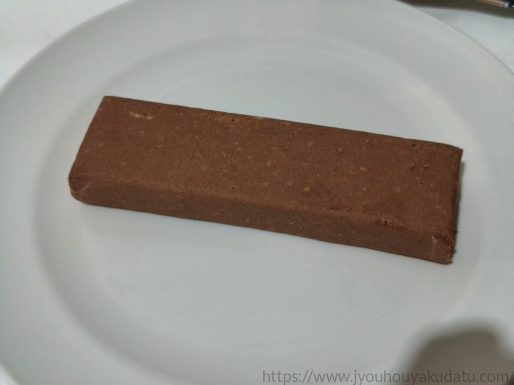 白いお皿にのせたザバス プロテインバー チョコレート味