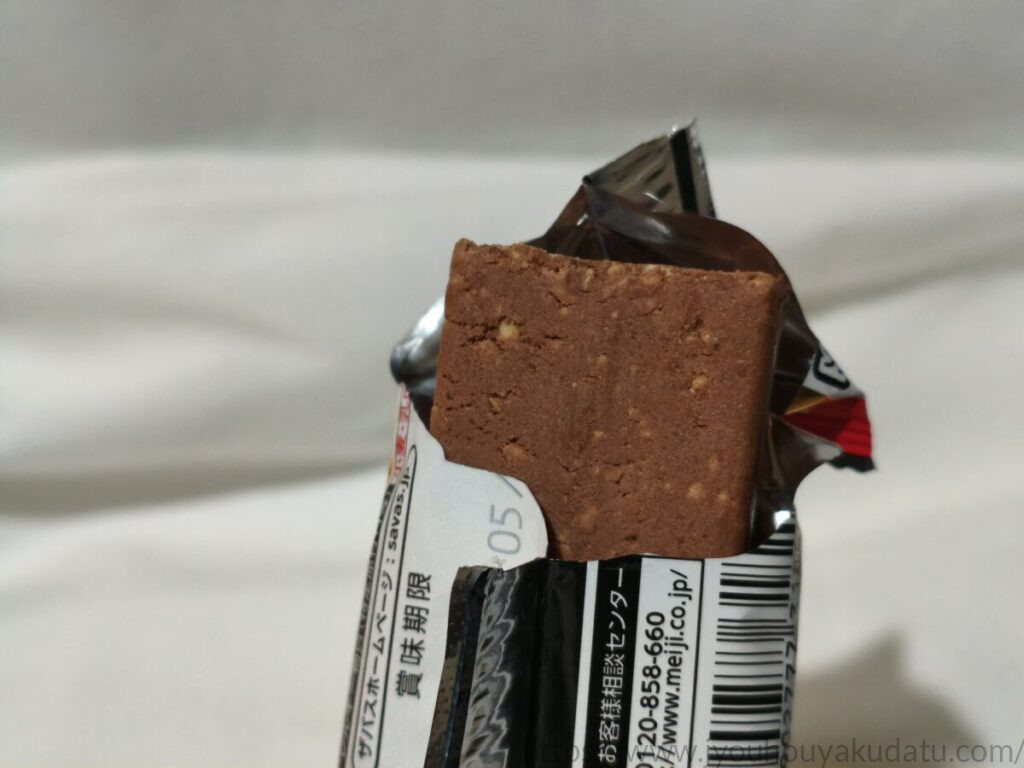 袋から少し顔を出したザバス プロテインバー