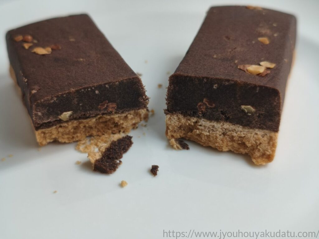 1本満足バー チョコベイクを二つに割った断面