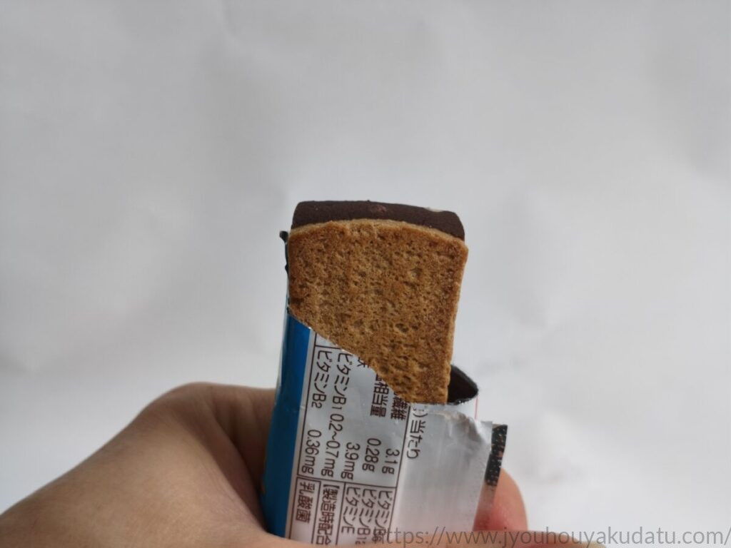 袋から少し顔を出した1本満足バー チョコベイク