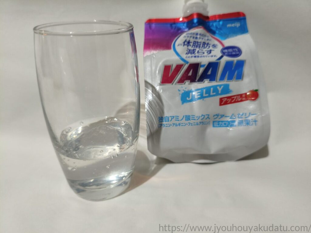 透明なグラスに注がれた、透明で細かめのゼリー。