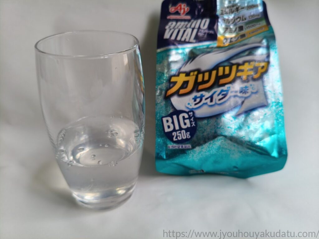 透明なグラスに注がれたアミノバイタル ガッツギア サイダー味のゼリー。無色透明で、ゆるめの質感が伝わる。