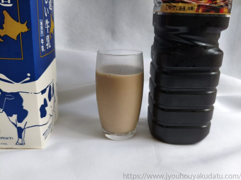 コーヒー2、牛乳1の割合で割った、少し色の濃いビターなカフェオレ