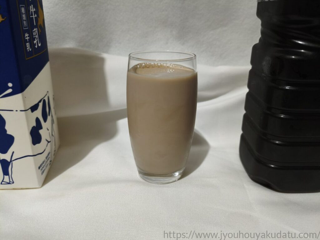 コーヒーと牛乳が完全に混ざり合った王道のカフェオレ