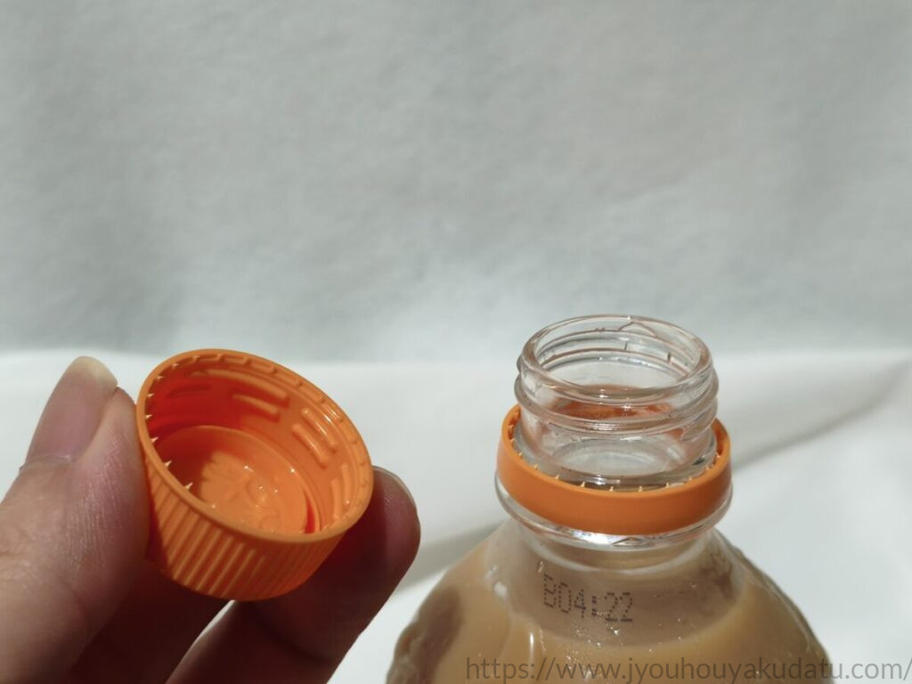 キャップを開けた甘桃ティーラテのペットボトル