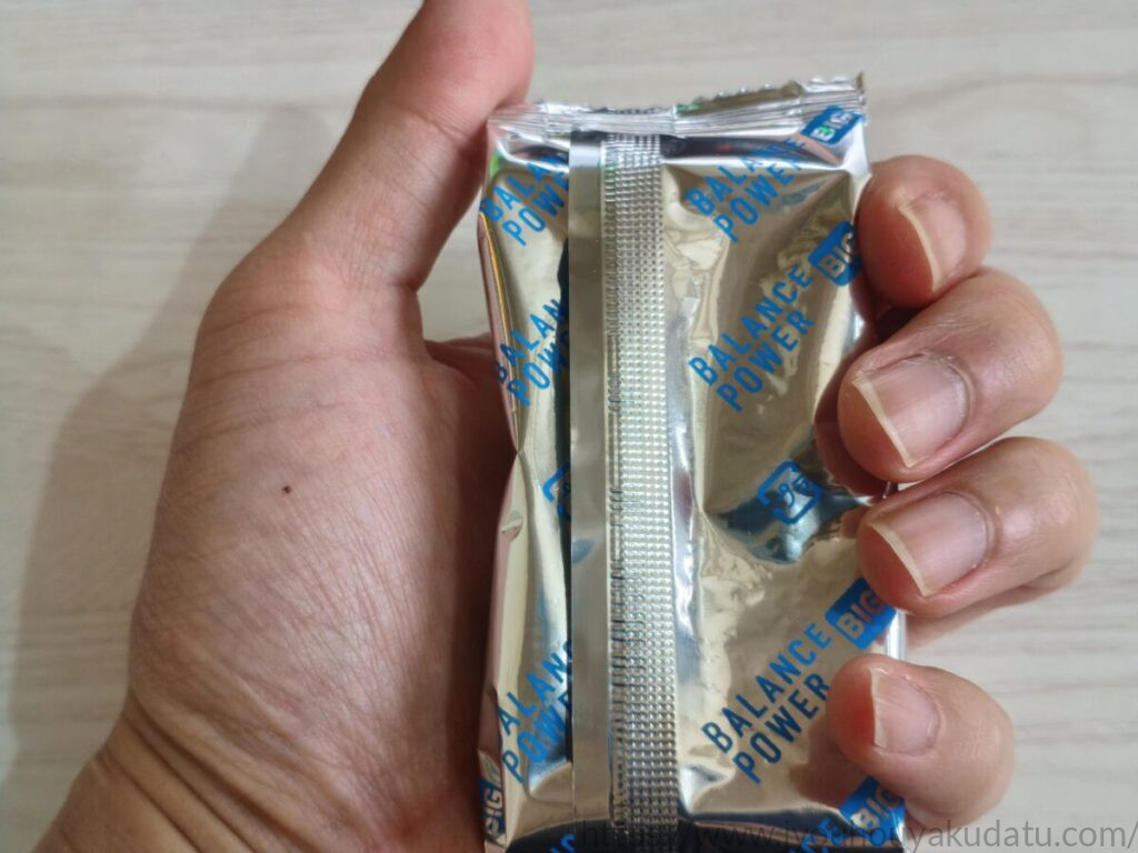 バランスパワービッグの内袋を手に持っている様子
