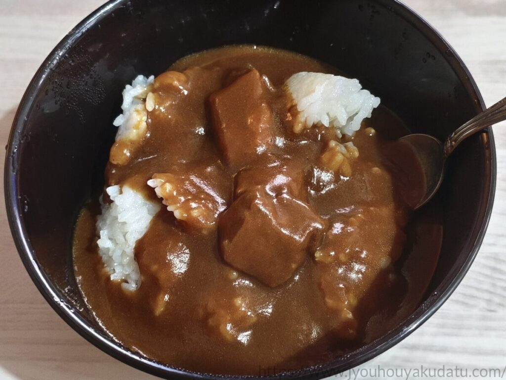白いご飯にかけられた「北海道 道産豚の角煮カレー」。大きな豚肉の塊が目立つ