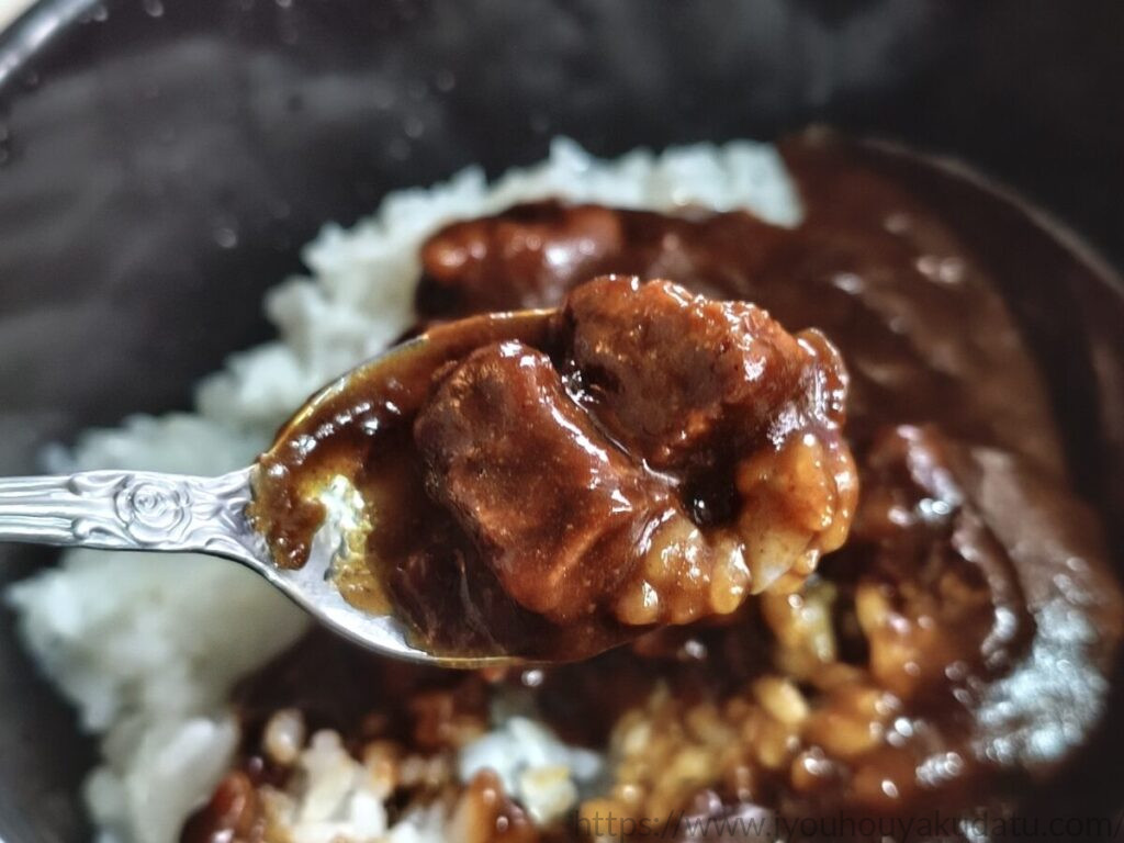 スプーンですくった国産牛ビーフカレーのお肉のアップ