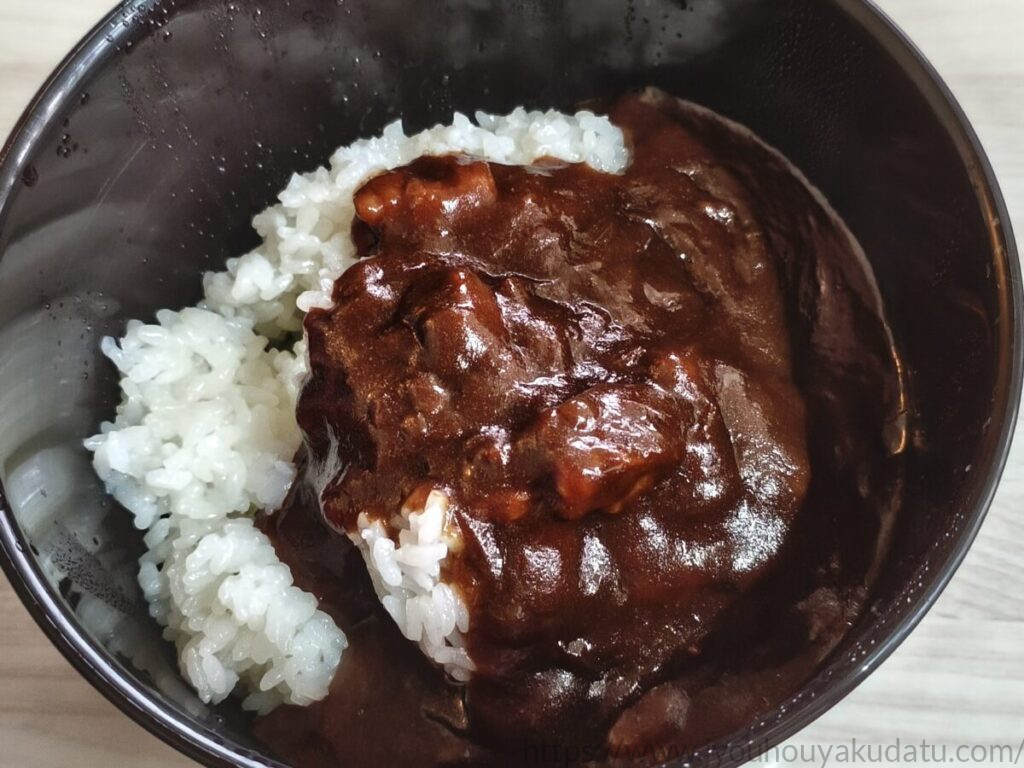温めた国産牛ビーフカレーをご飯にかけた様子