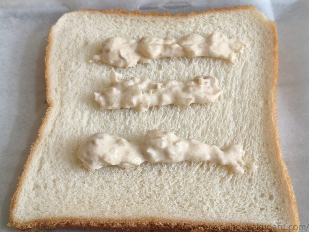 食パンの上にパン工房ツナ&マヨをチューブからそのまま絞り出した様子