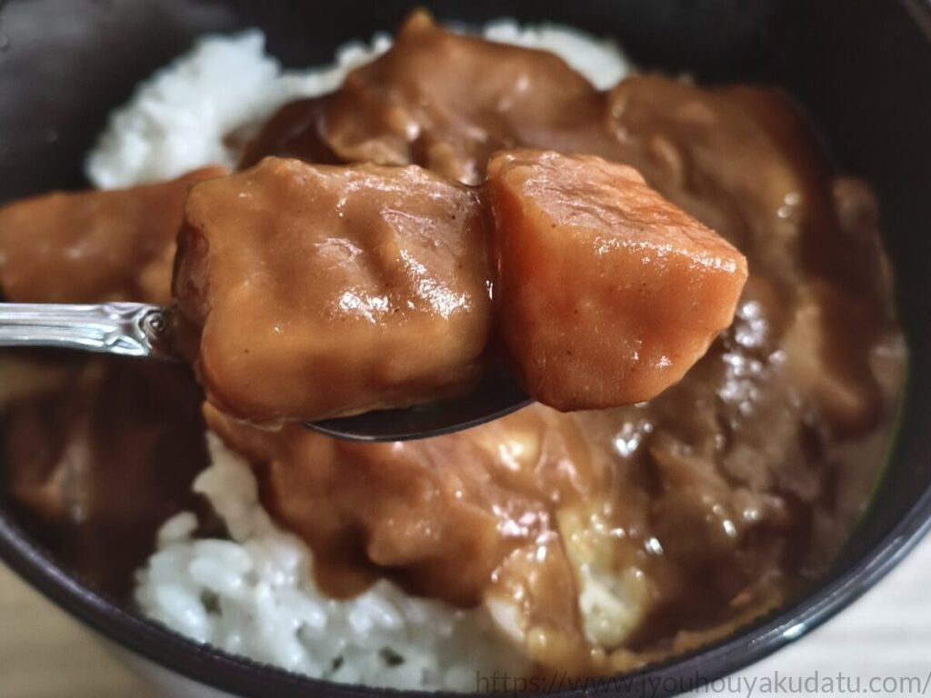 スプーンからこぼれそうなほど大きなじゃがいもとニンジン