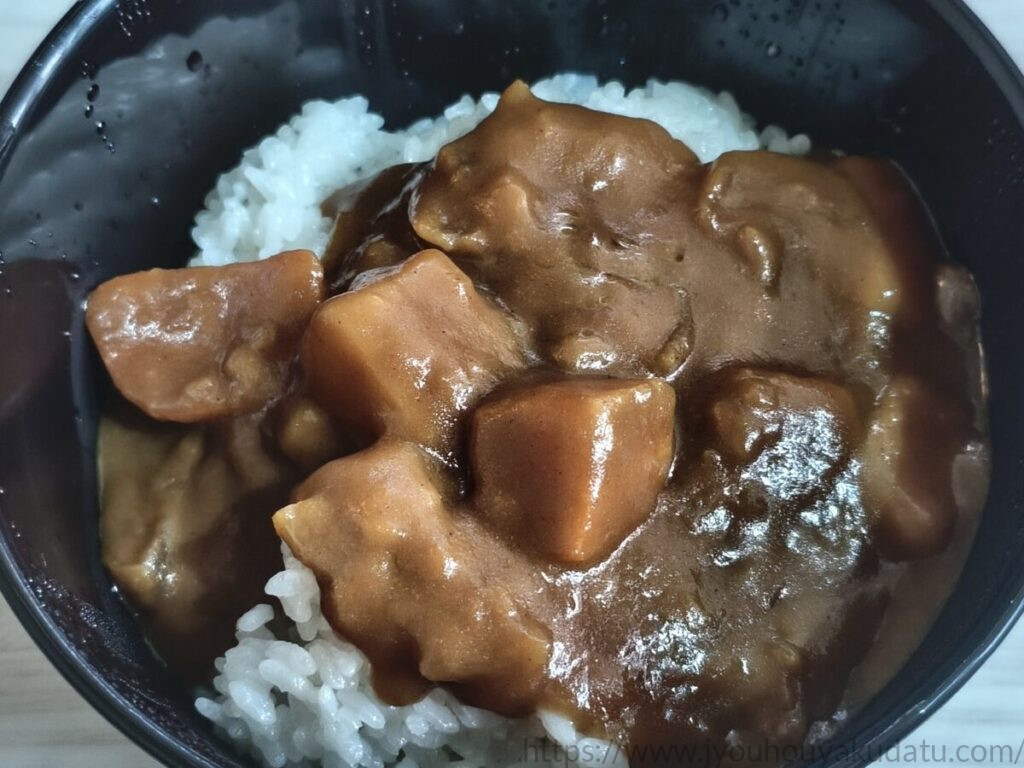 お皿に盛り付けたカレー曜日中辛