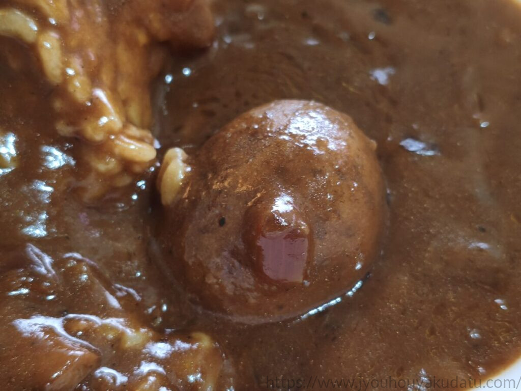 レトルトカレーに入っている丸ごと1個のじゃがいものアップ写真