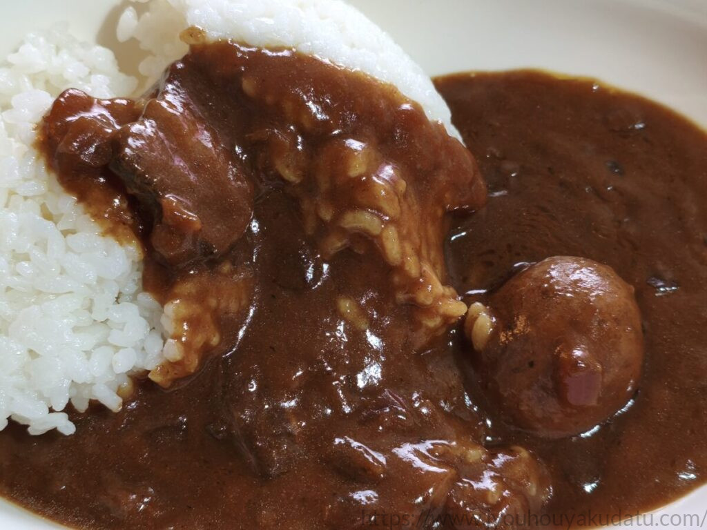 ご飯にたっぷりと富良野市場のポークカレーをかけた盛り付け例