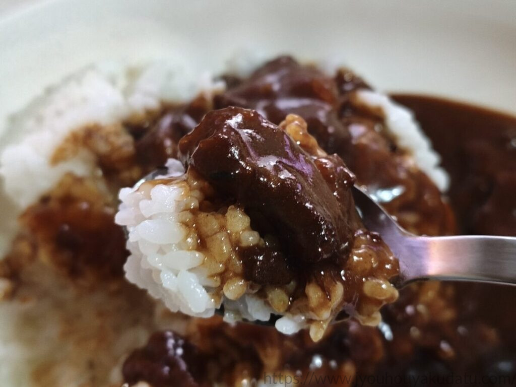 カレーでニクる。 牛肉の牛肉とご飯をスプーンですくった様子