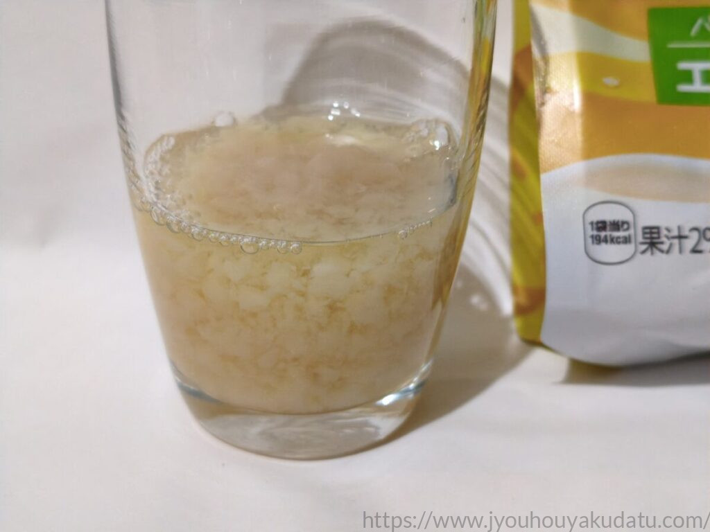 透明なグラスに出したミニッツメイド 朝バナナのゼリー飲料